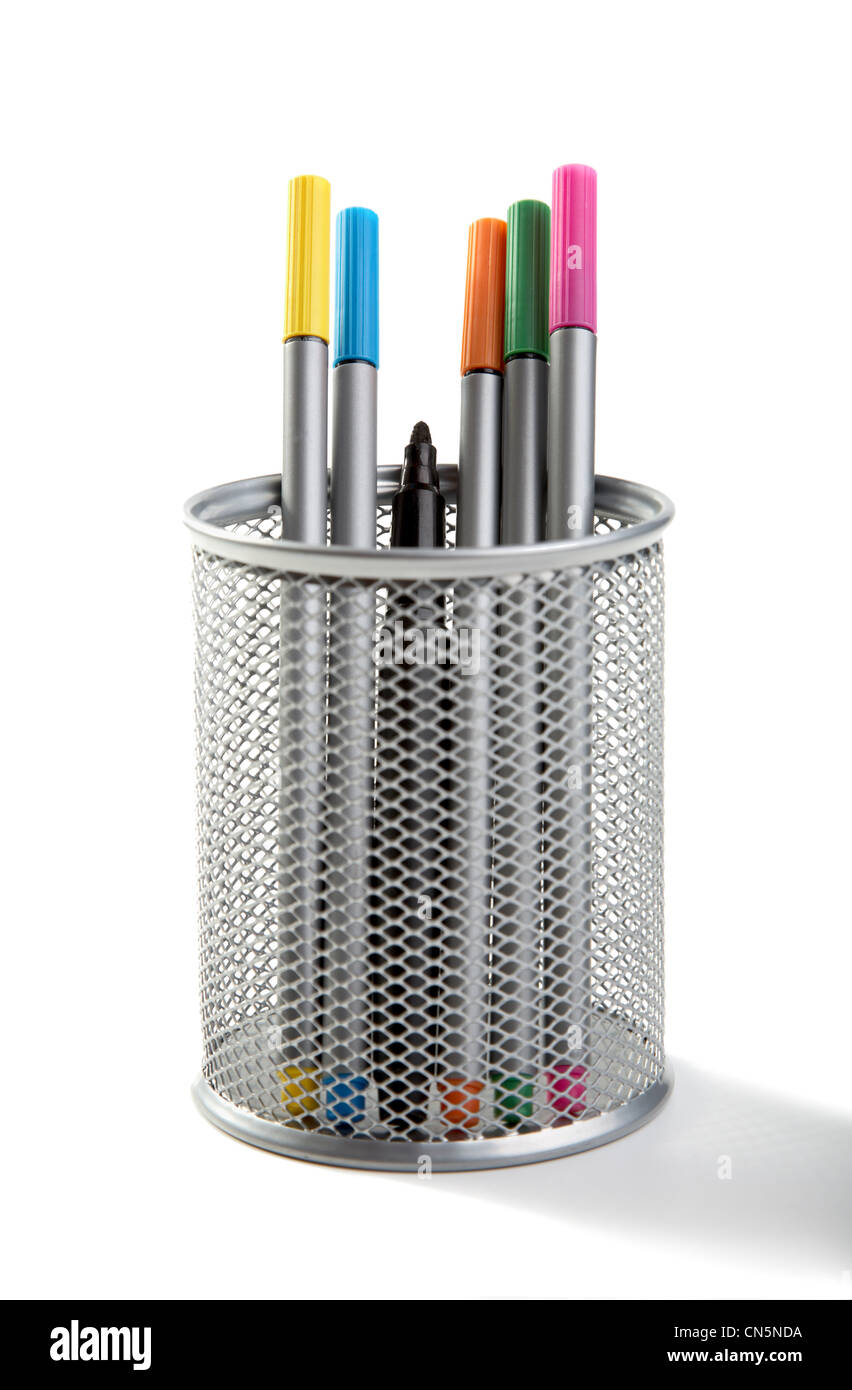 Pennarelli in un supporto di colore argento su sfondo bianco Foto Stock