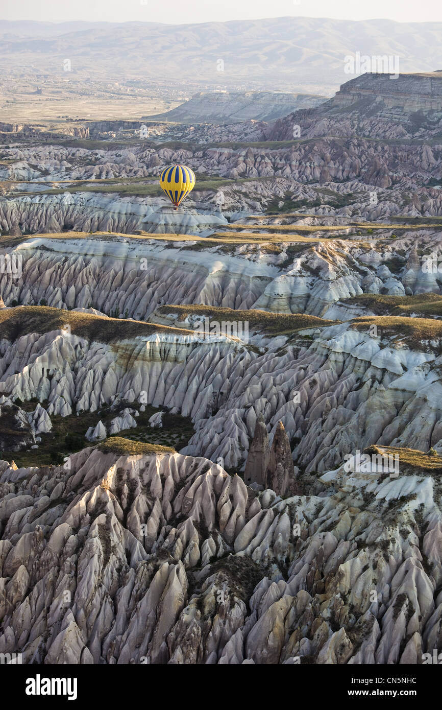 Turchia, Anatolia centrale, Cappadocia, elencati come patrimonio mondiale dall' UNESCO, Valle di Goreme, i palloni ad aria calda (vista aerea) Foto Stock