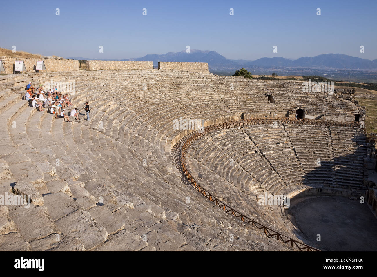 La Turchia, regione del Mar Egeo, in cima alla collina di Pamukkale, antica città romana di Hierapolis, teatro Foto Stock