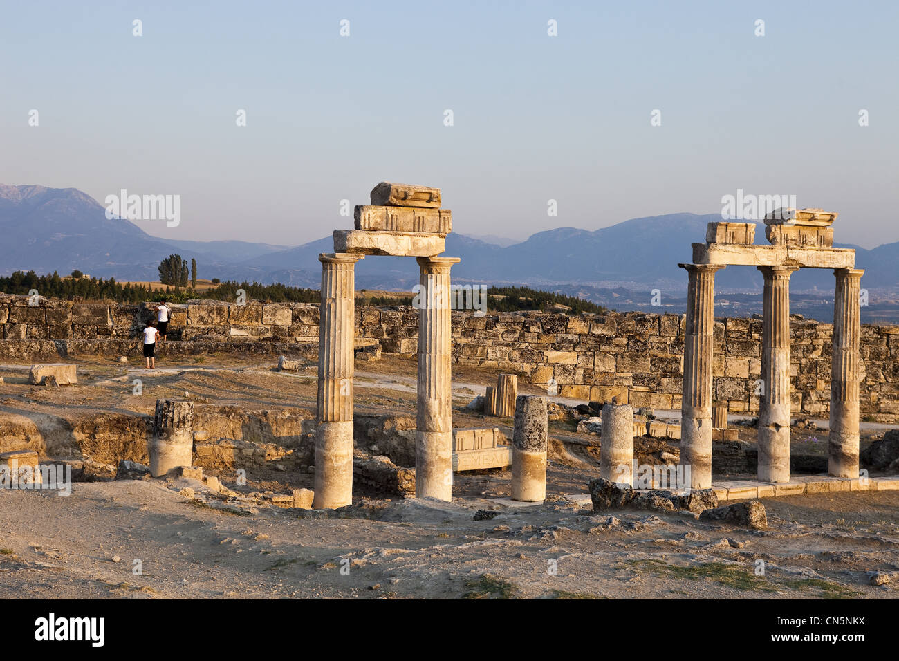 La Turchia, regione del Mar Egeo, in cima alla collina di Pamukkale, antica città romana di Hierapolis Foto Stock