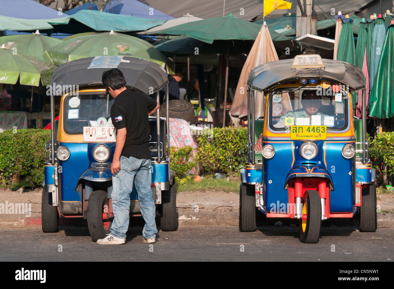 Thailandia, Bangkok, il tuk-tuk, un mezzo di trasporto popolare con i turisti e tailandese. Foto Stock