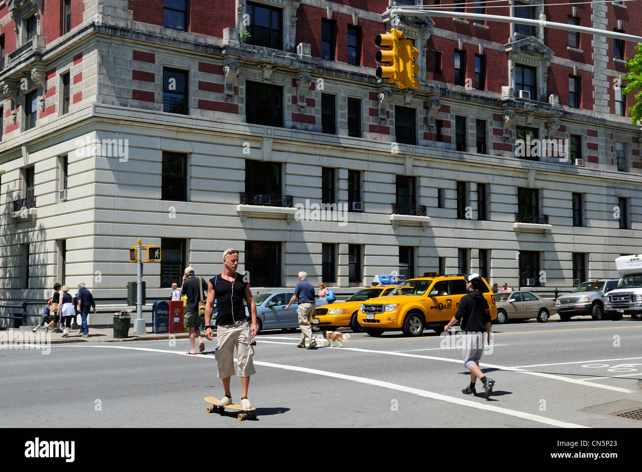 Stati Uniti, New York City, Manhattan Upper West Side, guidatore di skateboard all'angolo di Central Park West e la 85Street Foto Stock