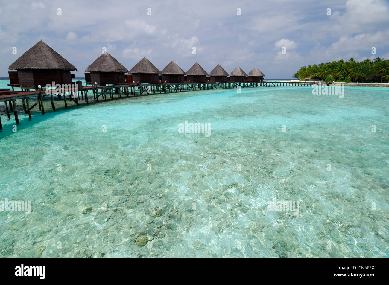 Maldive, North Male Atoll, Thulhagiri Island, Thulhagiri Resort e Spa, laguna e bungalows Foto Stock