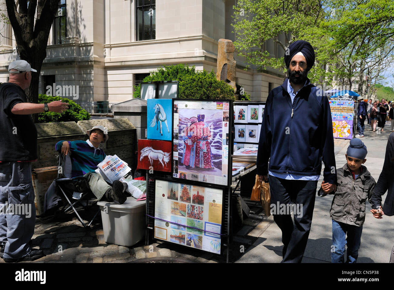 Stati Uniti, New York City, Manhattan Upper East Side, Sikh famiglia nella parte anteriore dello stallo di un artista cinese su Central Park Foto Stock