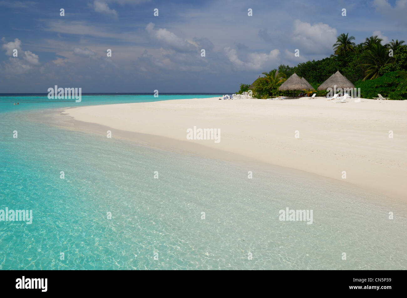 Maldive, North Male Atoll, Thulhagiri Island, Thulhagiri Resort e Spa e spiaggia di sabbia bianca lungo la laguna e il mare turchese Foto Stock