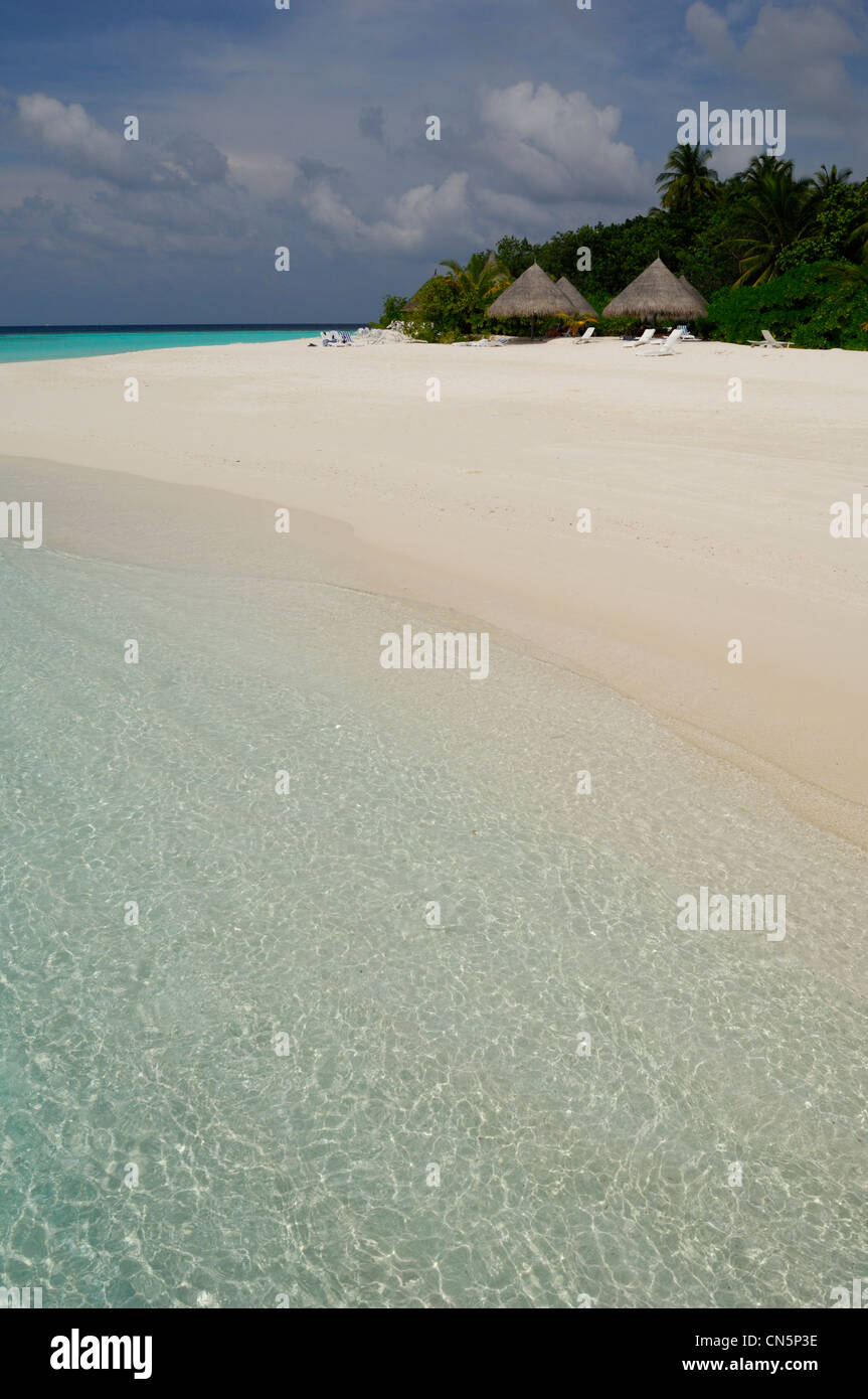 Maldive, North Male Atoll, Thulhagiri Island, Thulhagiri Resort e Spa e spiaggia di sabbia bianca lungo la laguna e il mare turchese Foto Stock