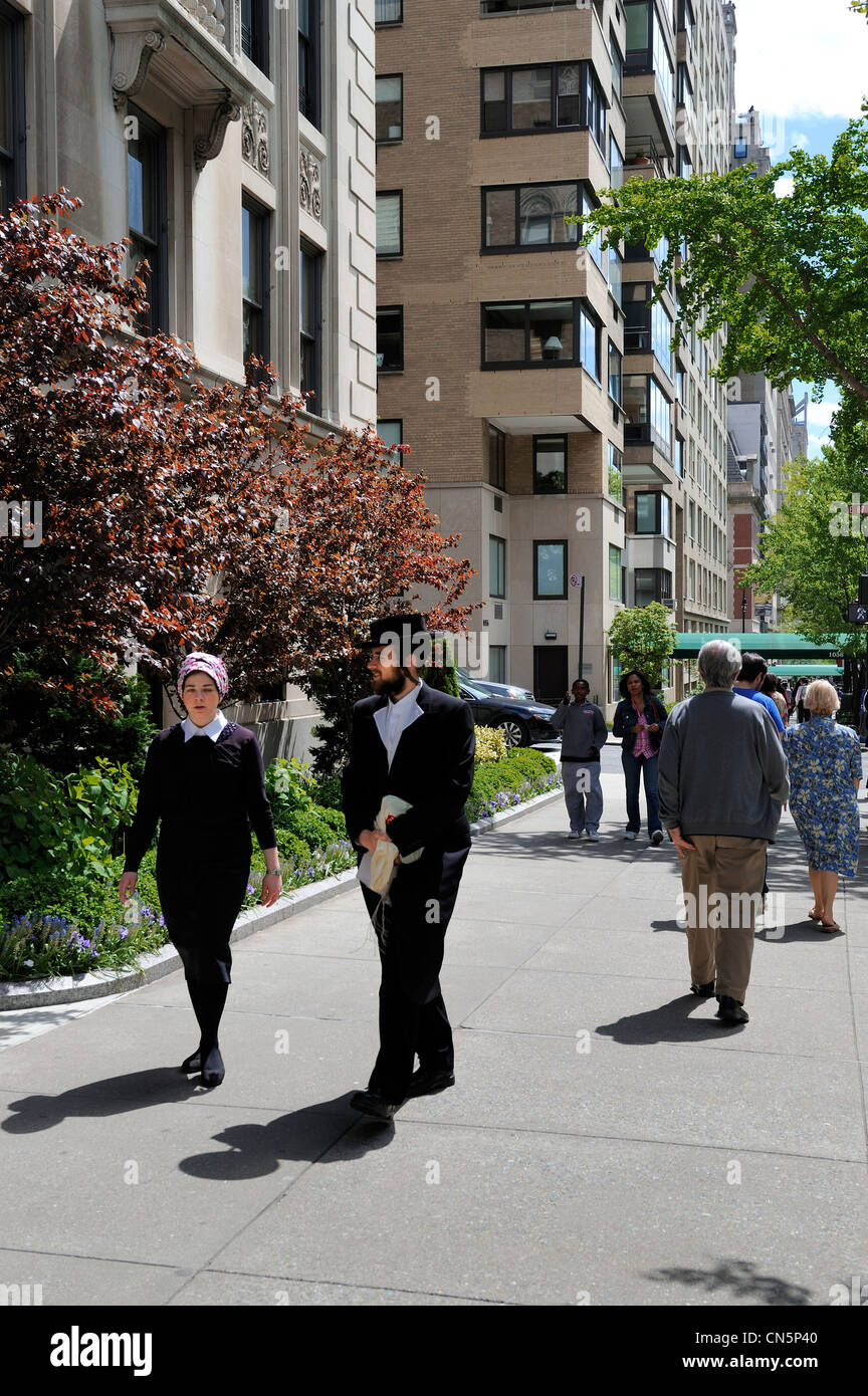 Stati Uniti, New York City, Manhattan Upper East Side, ebrea ortodossa giovane su Central Park East Foto Stock