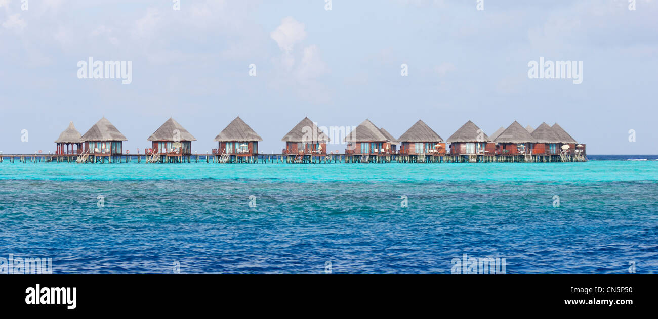 Maldive, North Male Atoll, Thulhagiri Island, Thulhagiri Resort e Spa, laguna e bungalows Foto Stock