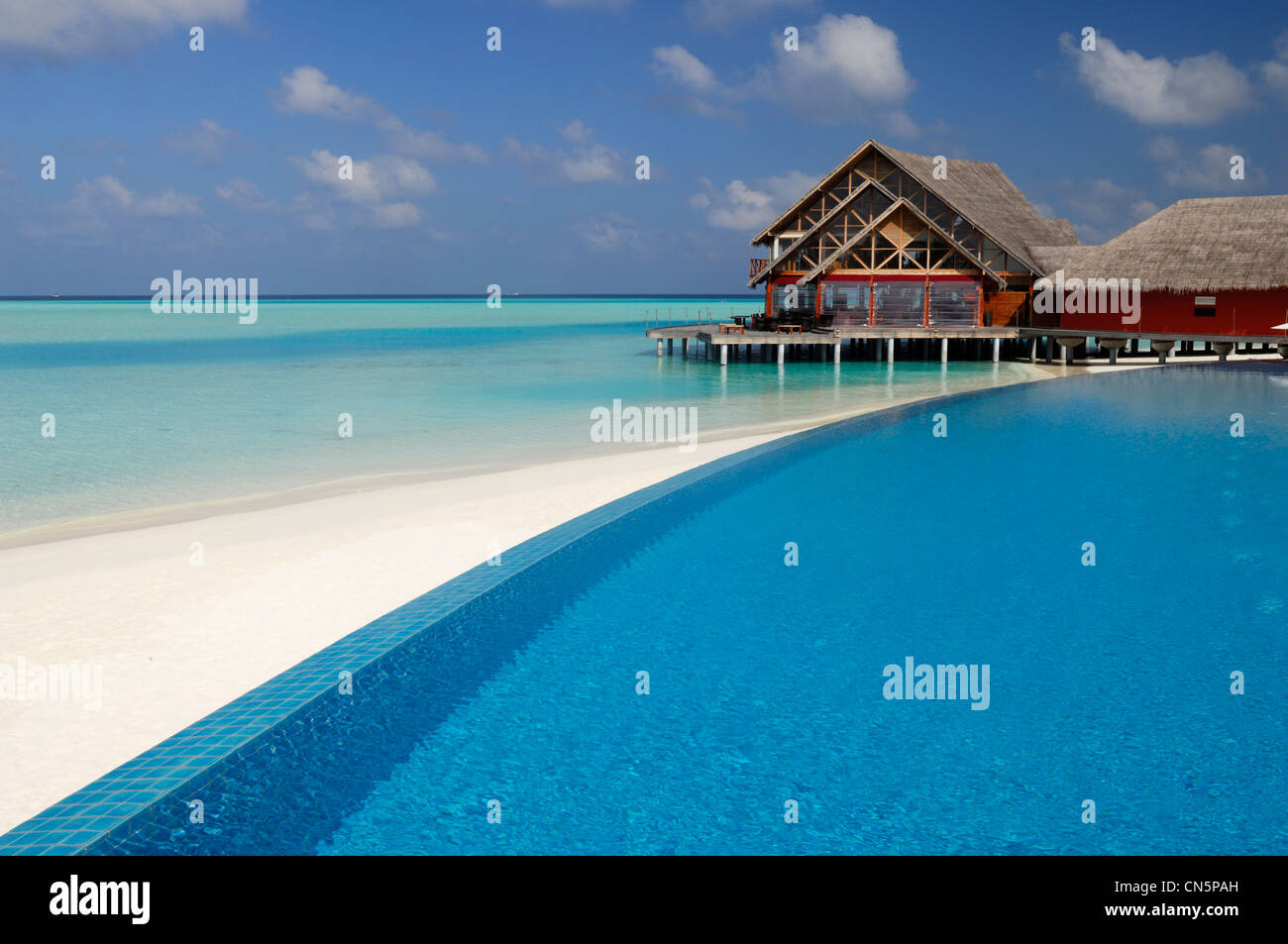 Maldive, South Male Atoll, Dhigu Island, Anantara Resort and Spa Hotel, piscina e spiaggia di sabbia bianca sovrastata da un Foto Stock