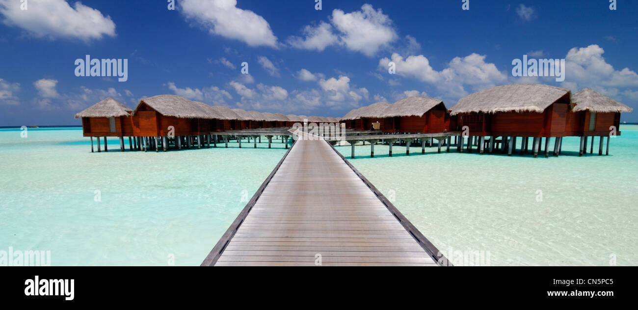 Maldive, South Male Atoll, Dhigu Island, Anantara Resort and Spa Hotel, pontoon andando al bungalows in laguna Foto Stock