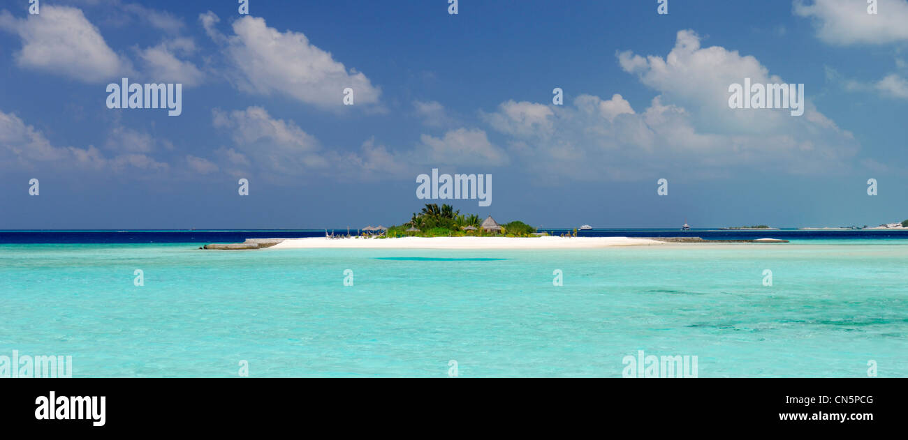 Maldive, South Male Atoll, Dhigu Island, Anantara Resort and Spa Hotel, diserbo isolotto Foto Stock