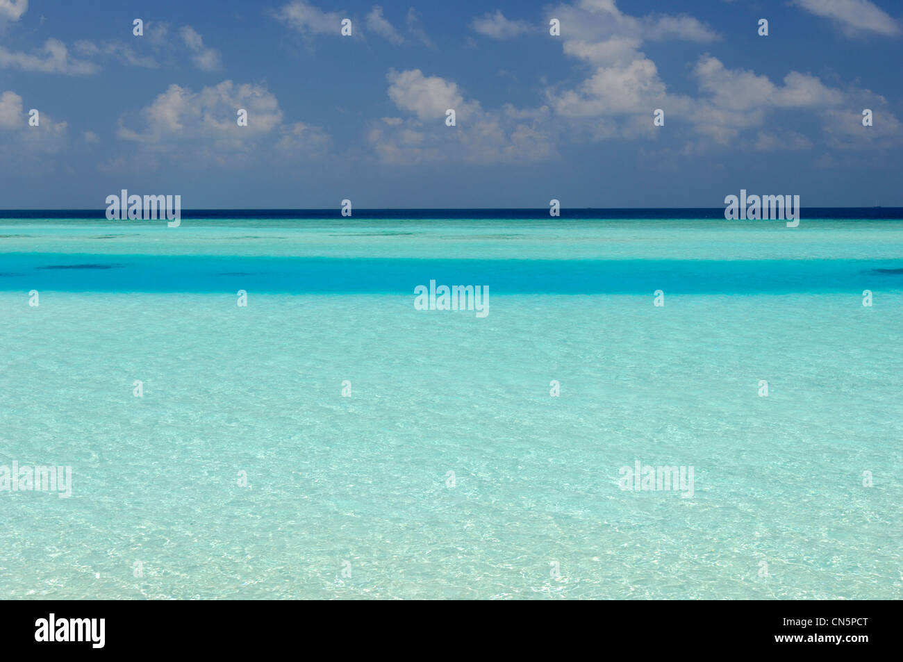 Maldive, North Male Atoll, Thulhagiri Island, Thulhagiri Resort e Spa, traslucido laguna turchese Foto Stock