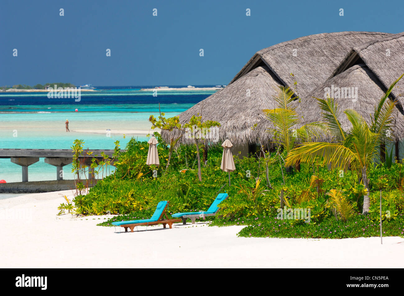 Maldive, South Male Atoll, Dhigu Island, Anantara Resort and Spa Hotel, spiaggia di sabbia bianca e bungalows in laguna Foto Stock