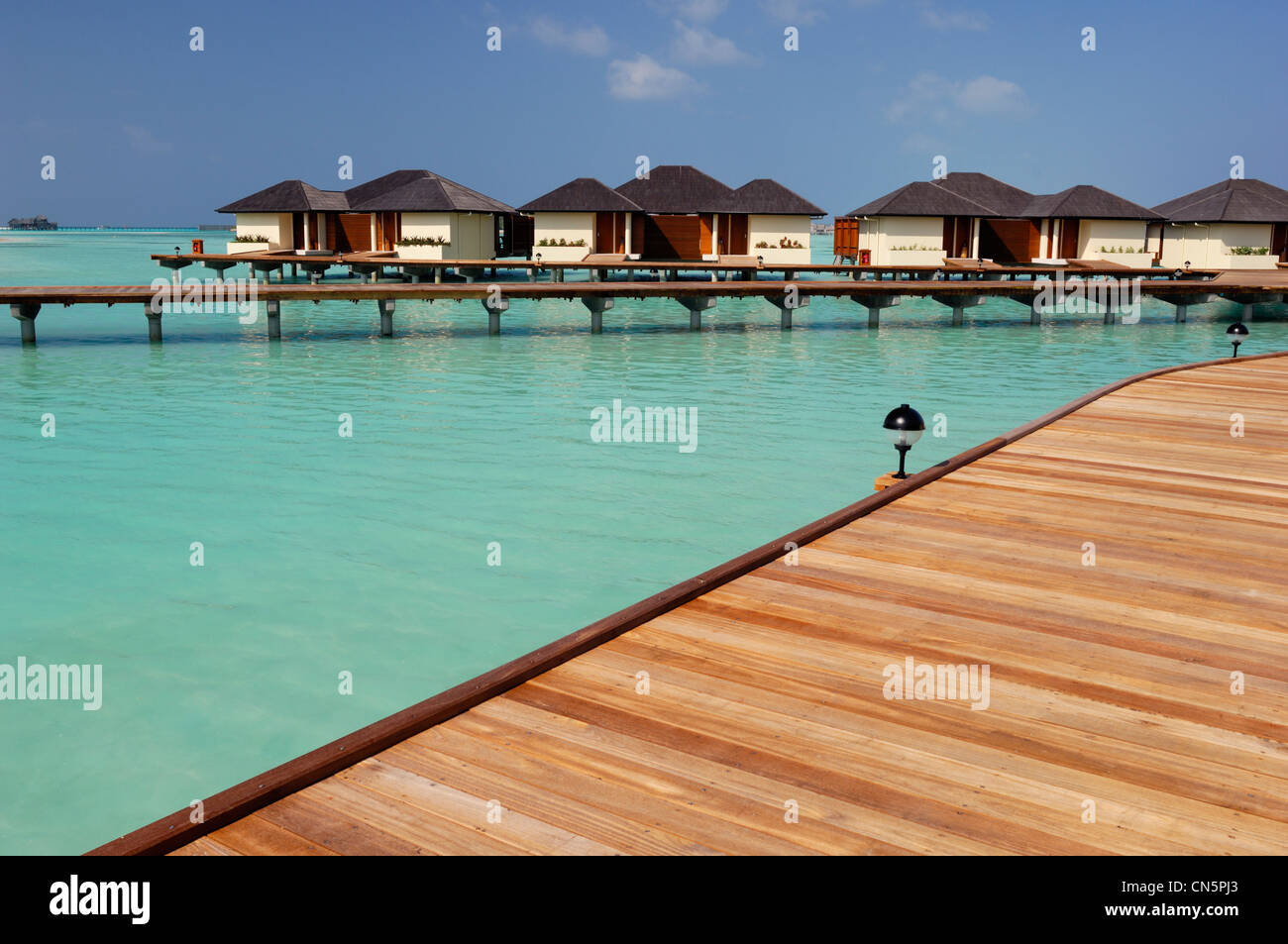 Maldive, North Male Atoll, Lankanfinolhu Island Paradise Island Resort e hotel, bungalow su palafitte in laguna Foto Stock