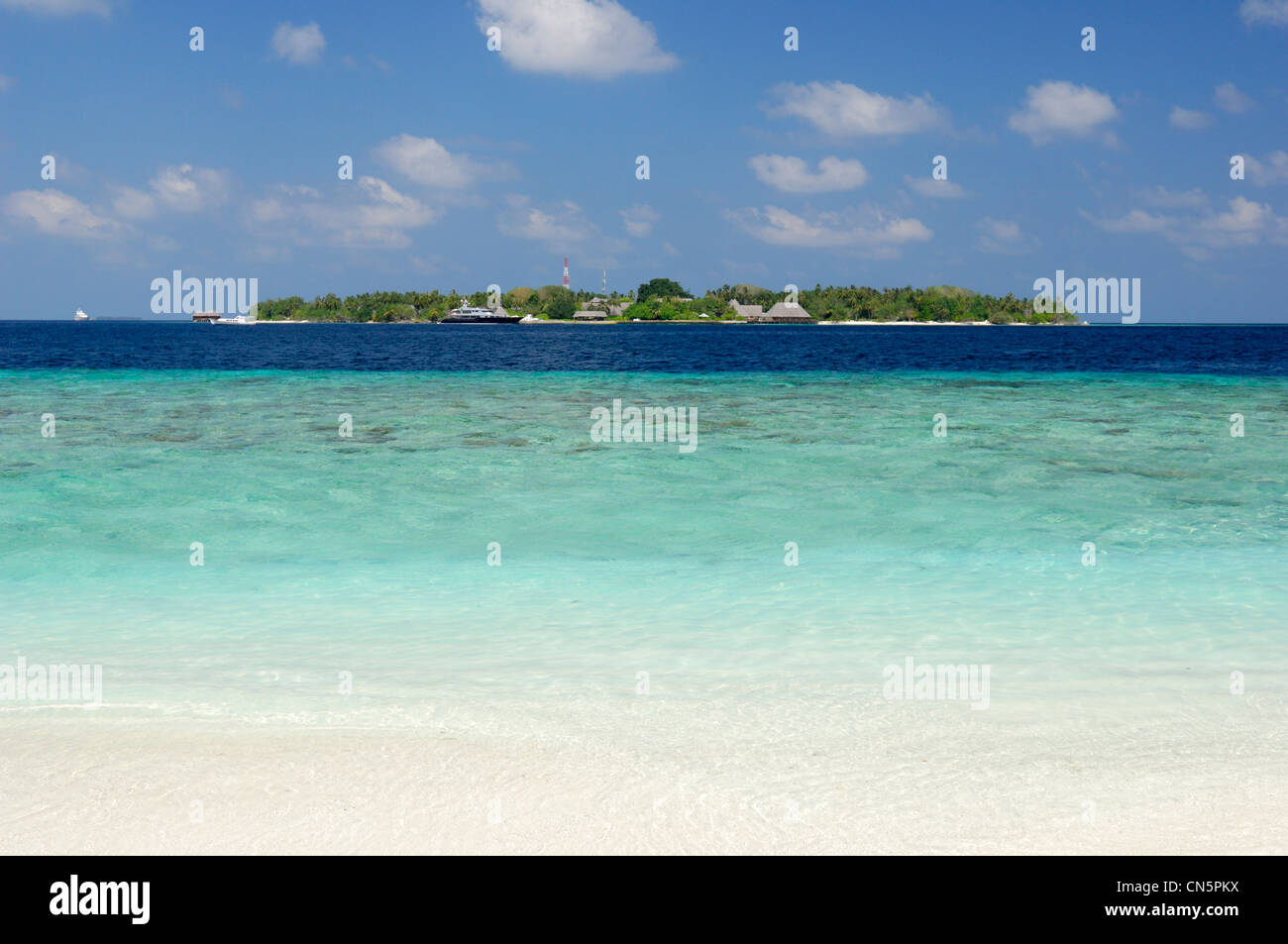 Maldive, North Male Atoll, Bandos Island, Bandos Island Resort Hotel, affacciato sull'isola di Bandos da Kudabandos isola Foto Stock