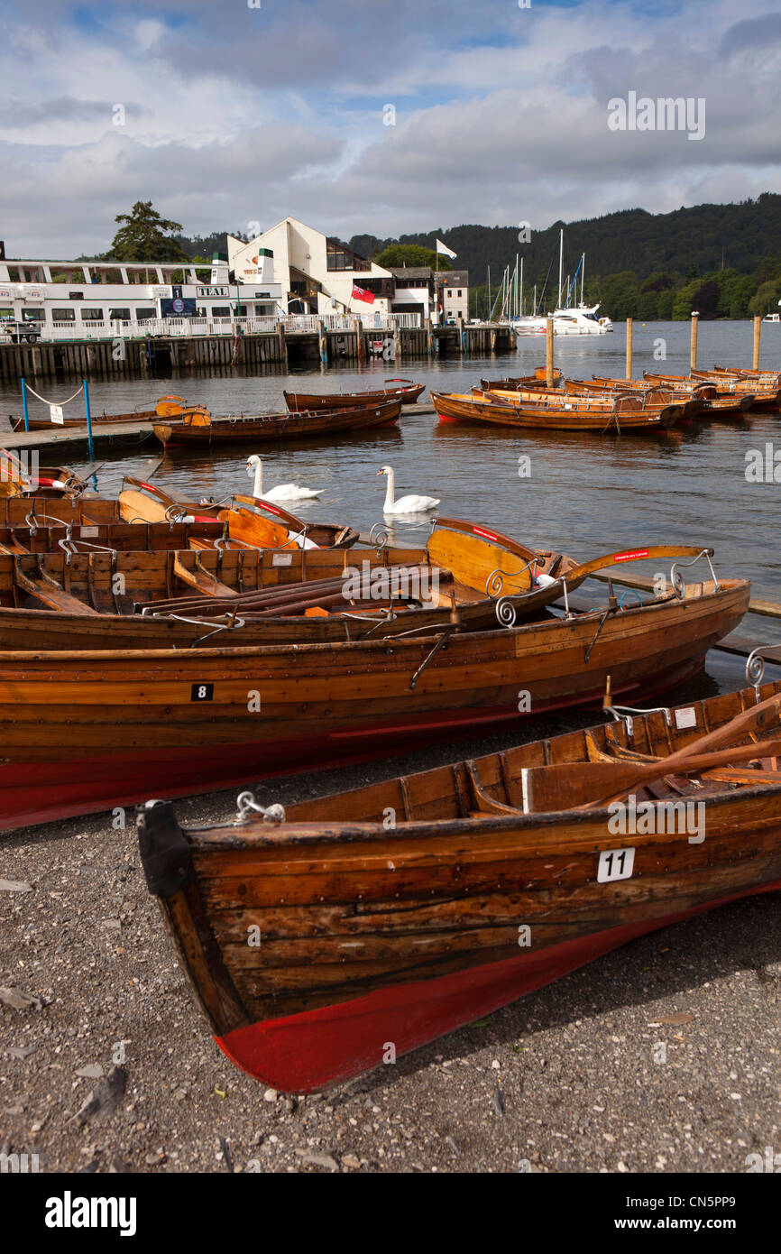 Regno Unito, Cumbria, Bowness on Windermere, barche a remi in riva al lago Foto Stock