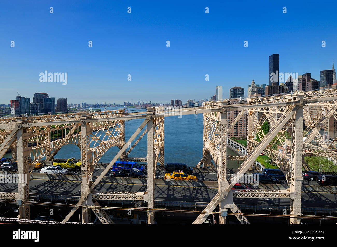 Stati Uniti, New York City, Manhattan Upper East Side, Queensboro Bridge che si affaccia sulla East River e la giunzione Roosevelt Foto Stock