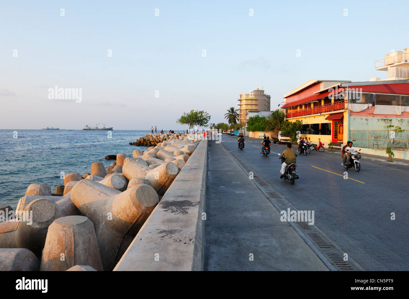 Maldive, North Male Atoll, Isola maschio, maschio, il lungomare e la diga sul Boduthakurufaanu Magu Street Foto Stock