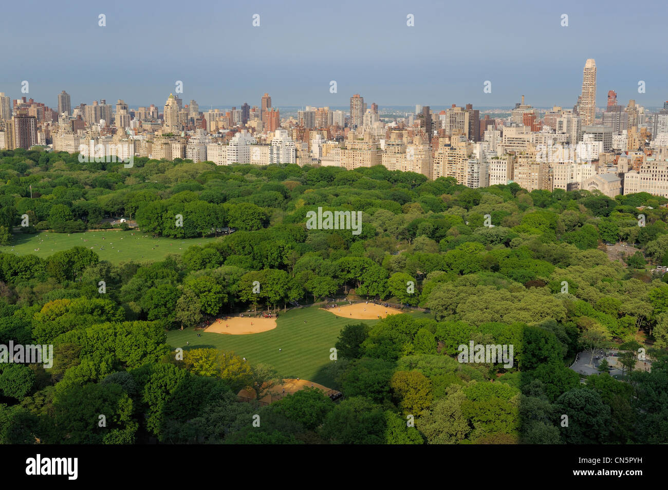 Stati Uniti, New York City, Manhattan, Central Park e il Central Park East grattacieli Foto Stock