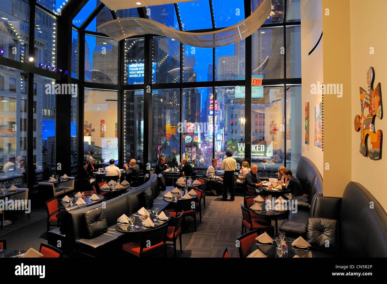 Stati Uniti, New York City, Manhattan, il Novotel ristorante 'Nicole' su Broadway guardando verso Times Square Foto Stock