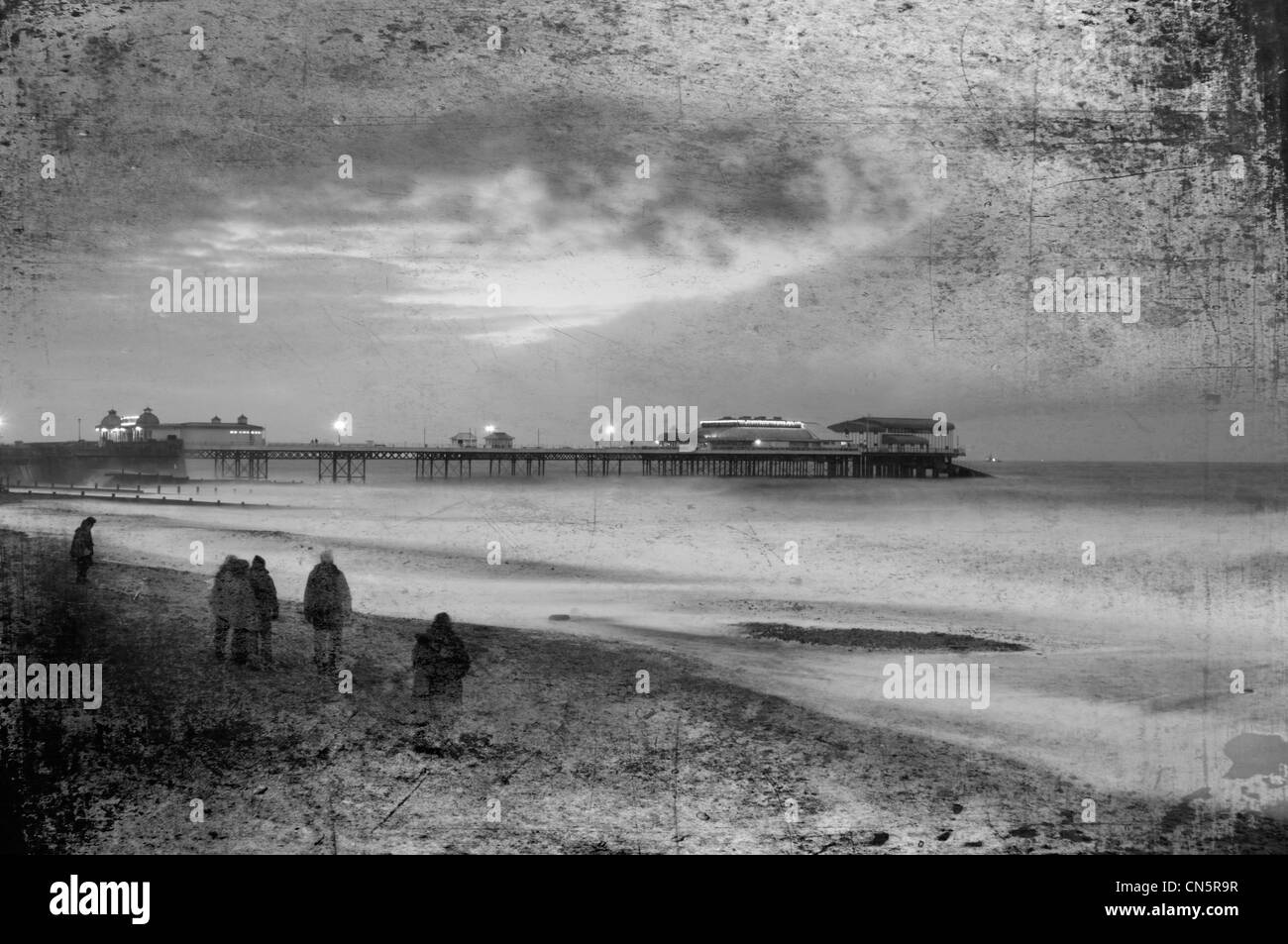 Cromer Beach e pier Dickensian bianco e nero photoshoped a guardare come la vecchia piastra di vetro fotografia Foto Stock