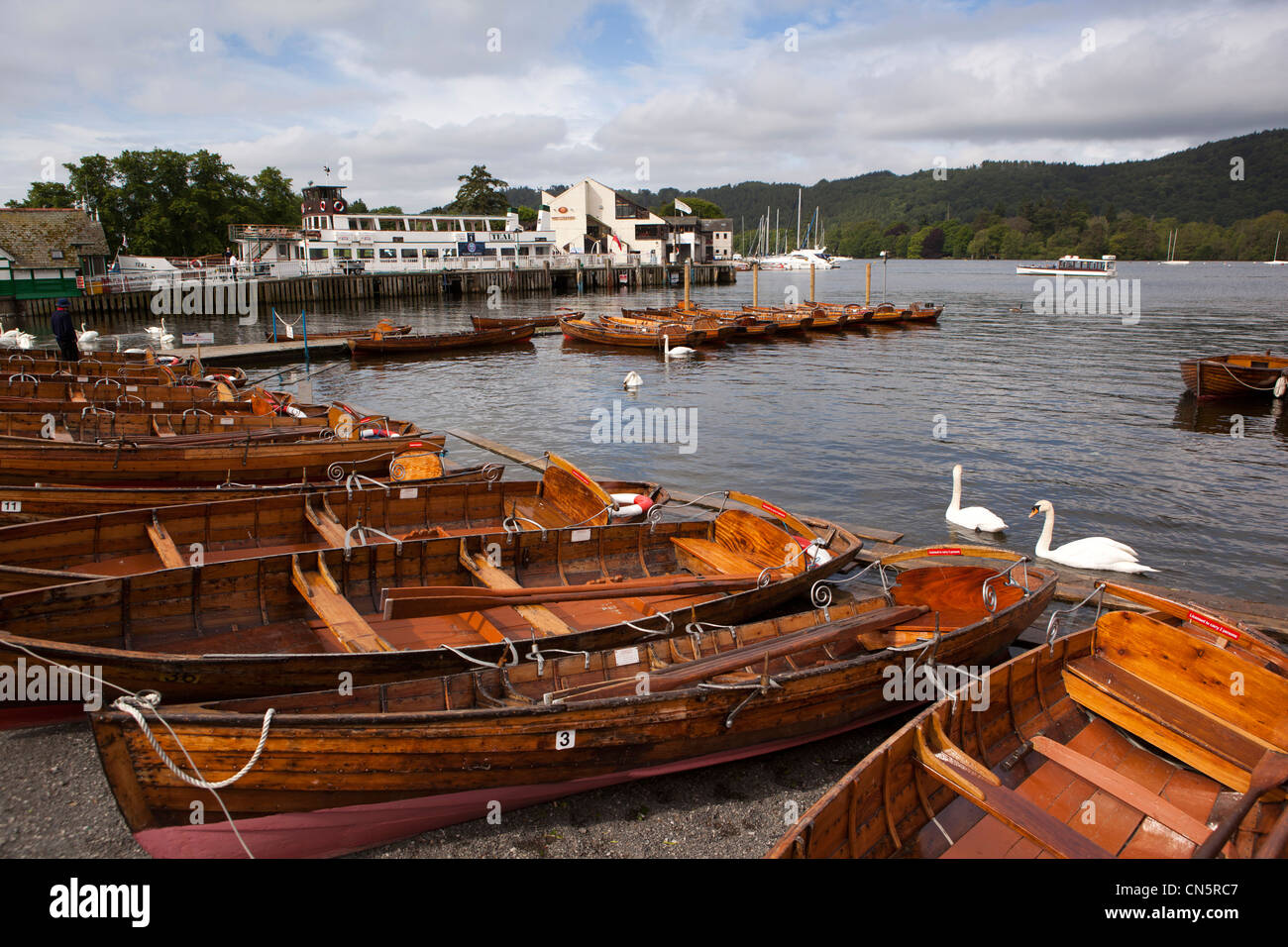 Regno Unito, Cumbria, Bowness on Windermere, barche a remi in riva al lago Foto Stock