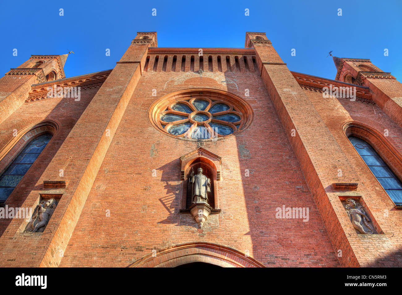 Cattedrale di San Lorenzo (aka Alba Cattedrale) facciata in Alba, Italia. Foto Stock
