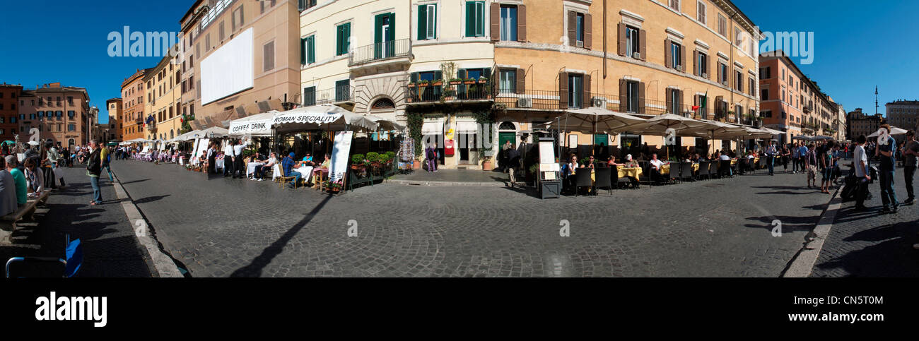 Italia Roma centro storico Piazza Navona piena di pittura e artista di strada Foto Stock