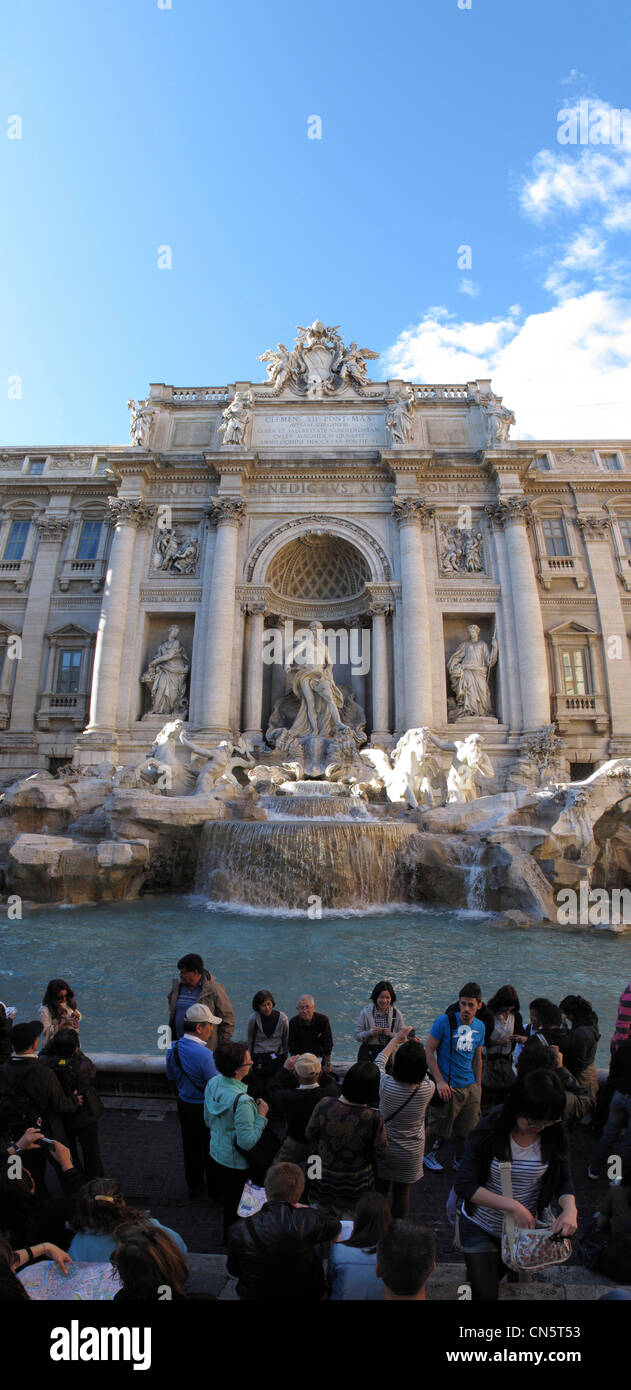 Italia Roma città vecchia fontana di Trevi piena di turisti Foto Stock