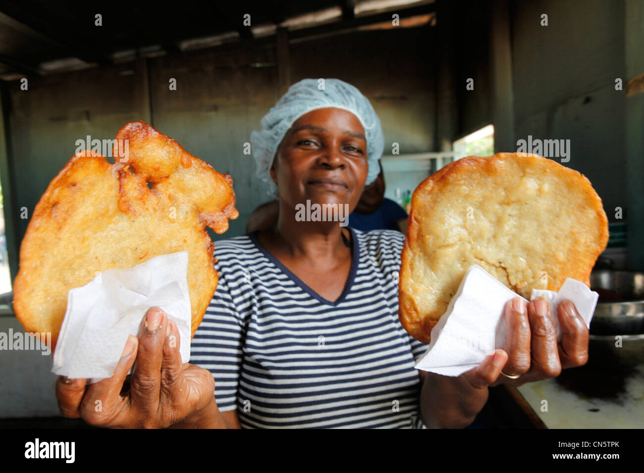 Puerto Rico, Loiza, mangiare bacalaitos in piccole cabine popolare in riva al mare Foto Stock