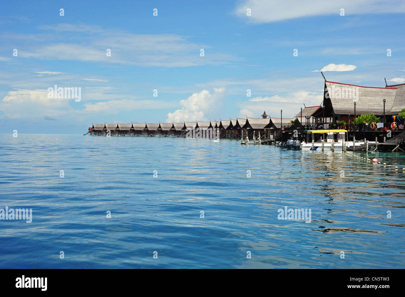 La Malesia, Borneo Sabah Stato, Semporna, Mabul, hotel di lusso con bungalow in legno su acqua Foto Stock