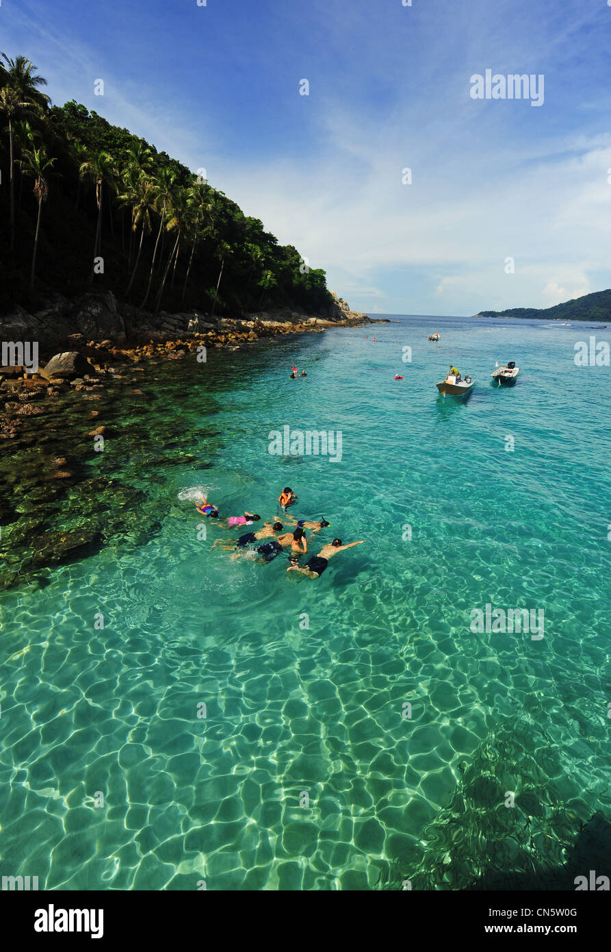 Malaysia, Stato di Terengganu, Perhentian Islands, Perhentian Kecil, i turisti con la possibilità di fare snorkeling in acque turchesi Foto Stock