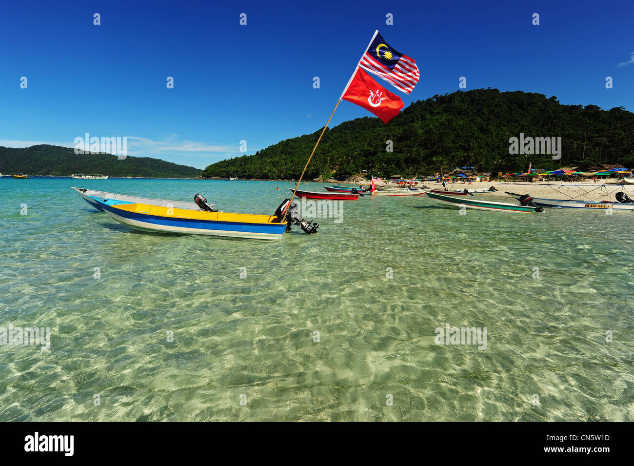 Malaysia, Stato di Terengganu, Perhentian Islands, Perhentian Kecil, turchese trasparente vedere e spiaggia di sabbia bianca Foto Stock