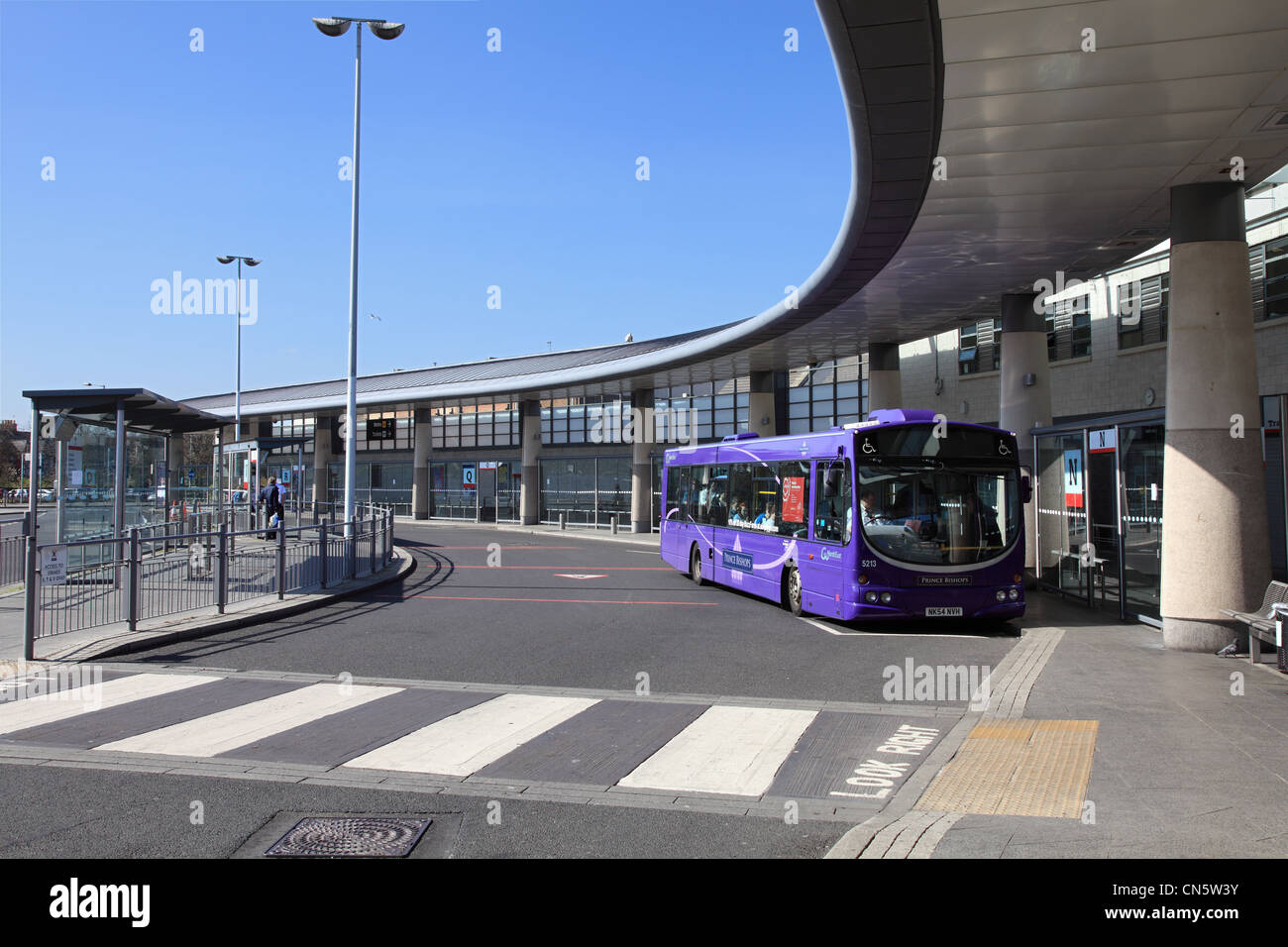 Un andare a nord-est bus in Principe Vescovi livrea sorge all'interno di Sunderland alla stazione dei bus e metro interscambio, NE England Regno Unito Foto Stock