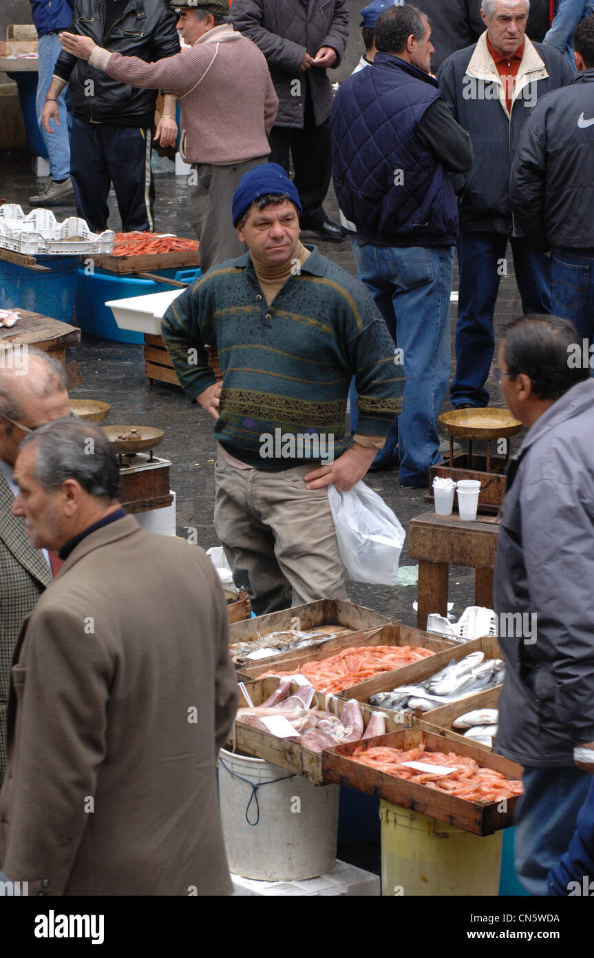 Pescivendolo nel mercato del pesce di Catania Sicilia Foto Stock