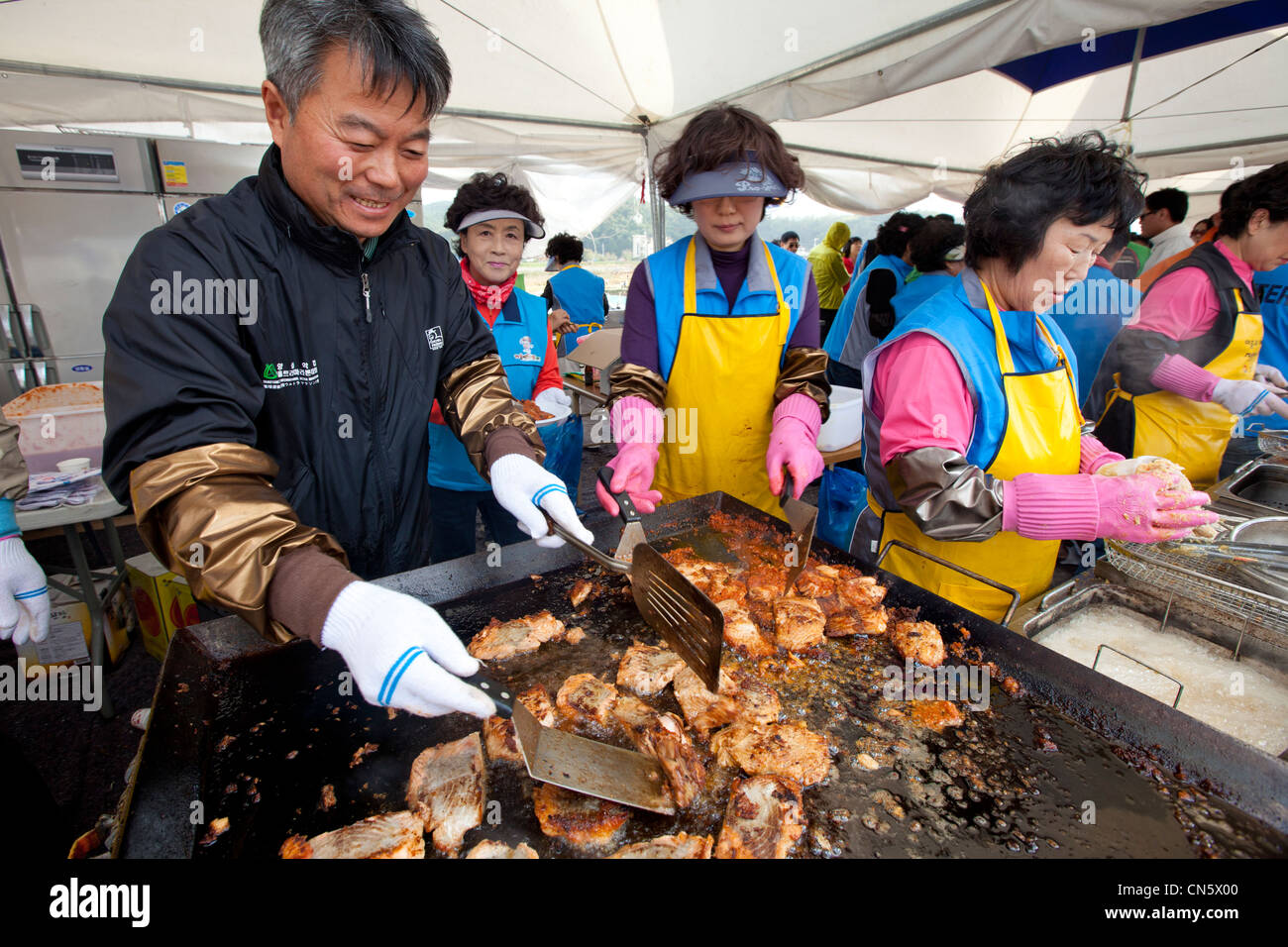 Corea del Sud, Gangwon Provincia, Yangyang, per la preparazione di fritti salmone durante un festival Foto Stock