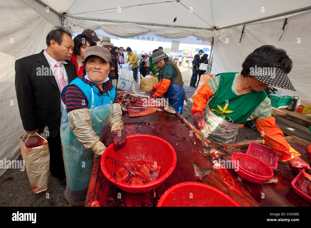 Corea del Sud, Gangwon Provincia, Yangyang, preparazione di salmone durante un festival Foto Stock