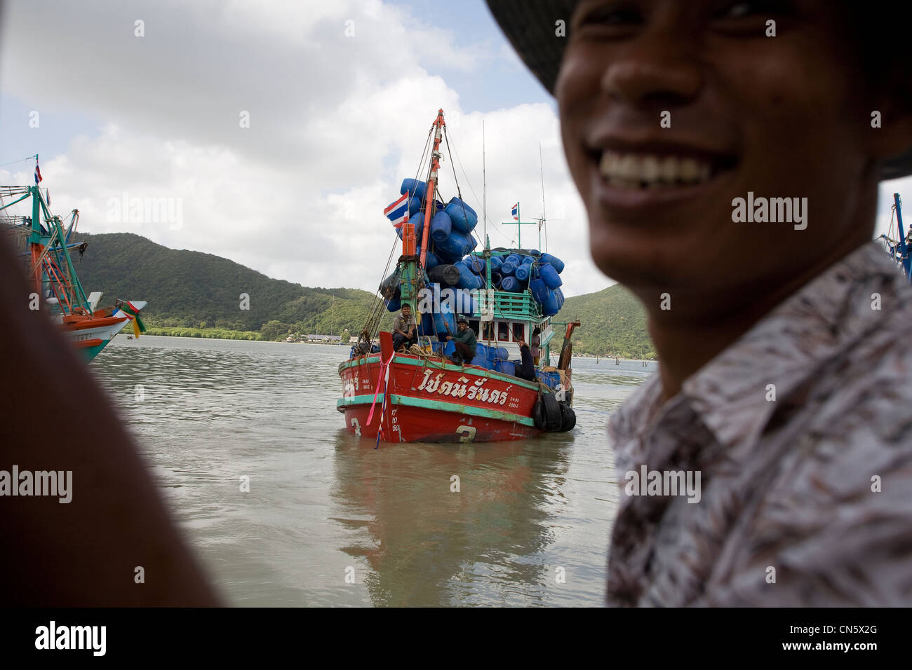 Barche da pesca legare a Lamsai comunità per raccogliere il ghiaccio tritato prima di dirigersi verso il mare aperto, Songkhla, Thailandia Foto Stock