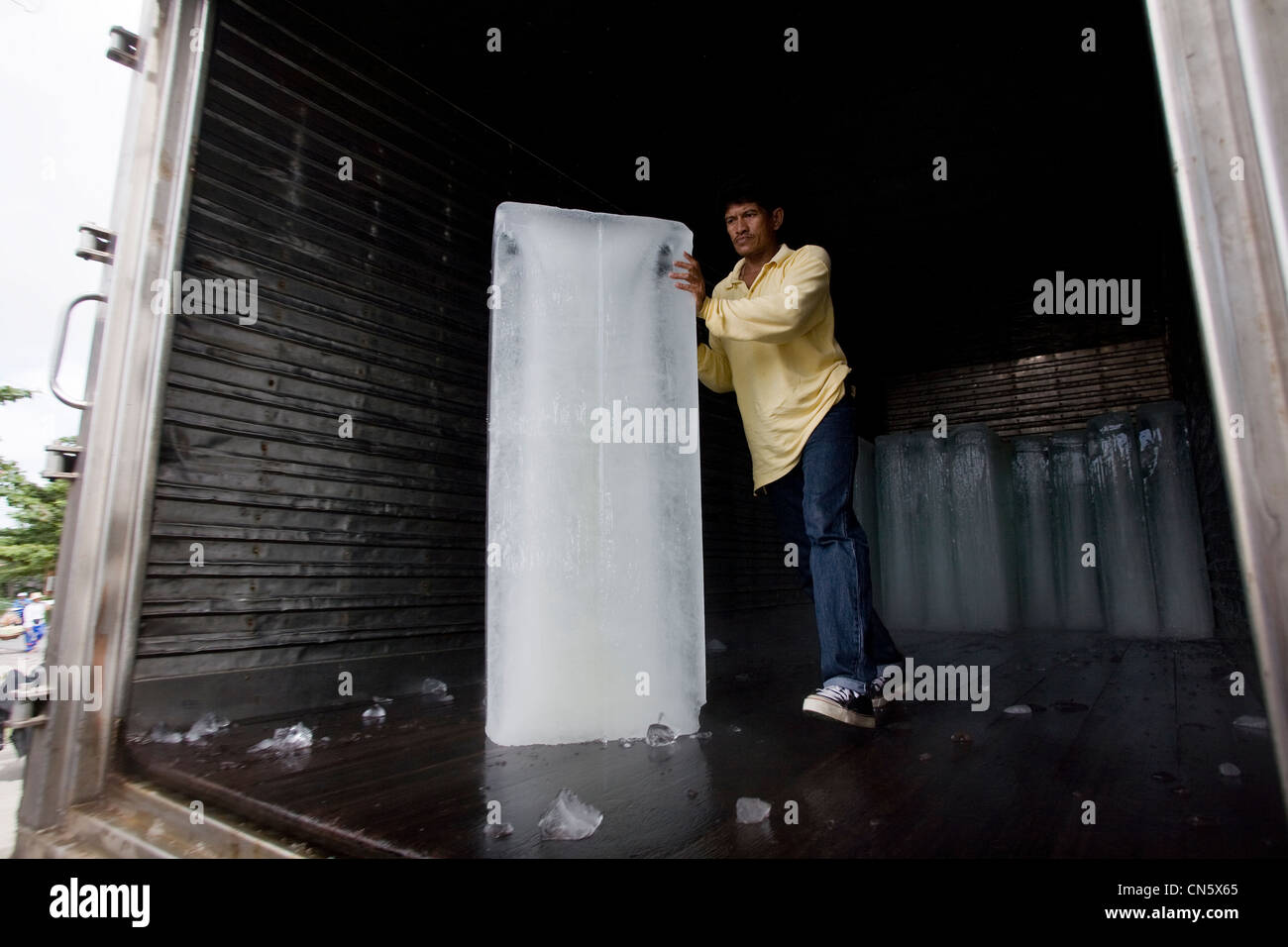 Venditore di ghiaccio offre blocchi di ghiaccio a Lamsai comunità, Songkhla, Thailandia Foto Stock