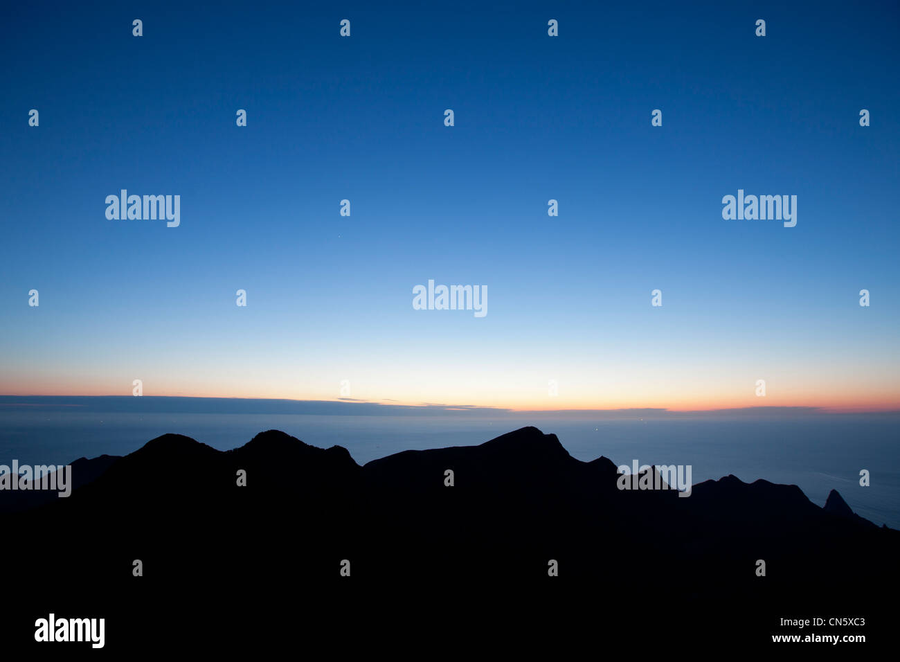 Corea del Sud, Nord provincia Gyeongsan, Isola Ulleungdo, Seonginbong, vista al tramonto di montagne e il mare dalla cima del Foto Stock