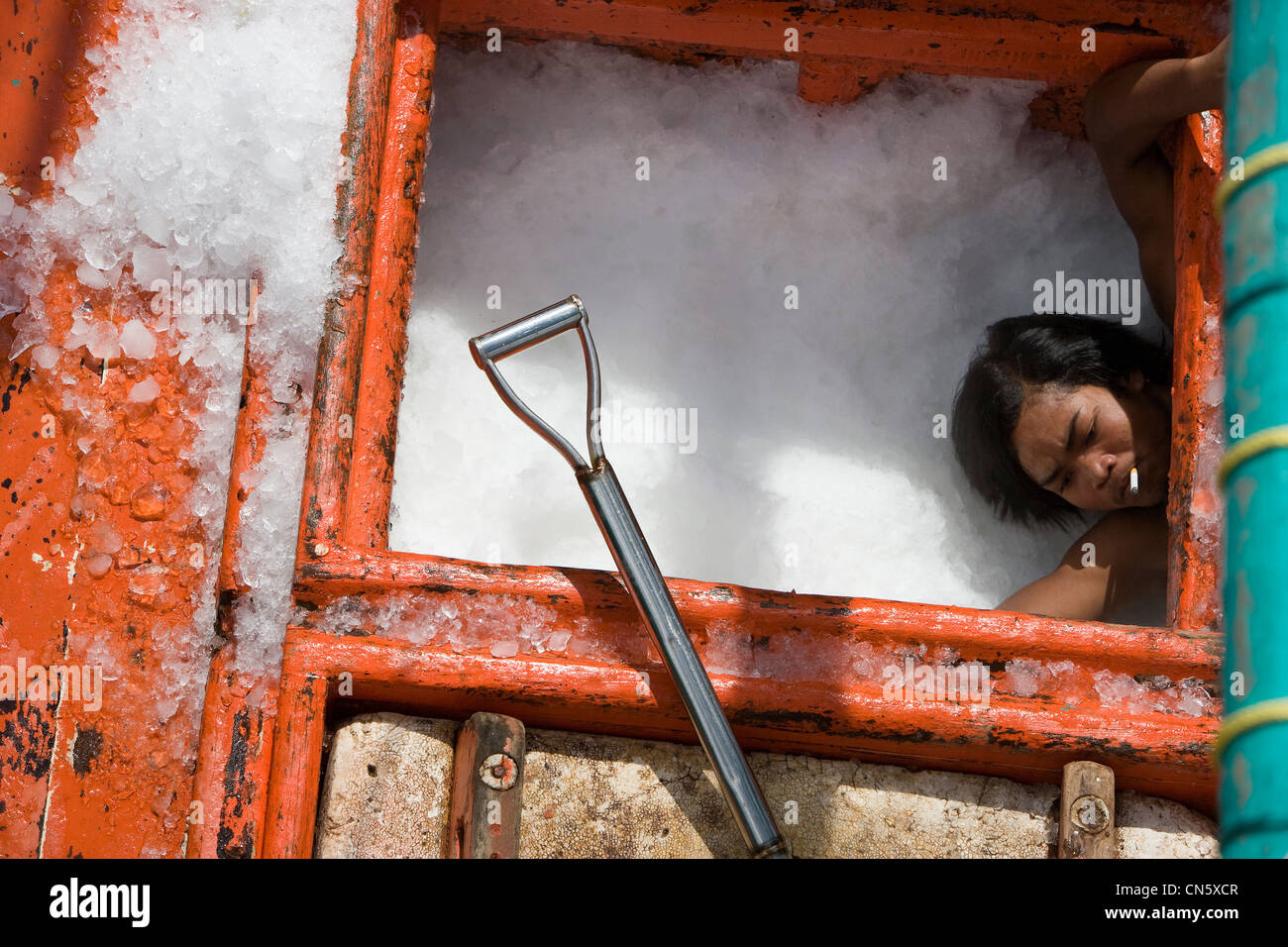 Barche da pesca legare a Lamsai comunità per raccogliere il ghiaccio tritato prima di dirigersi verso il mare aperto, Songkhla, Thailandia Foto Stock