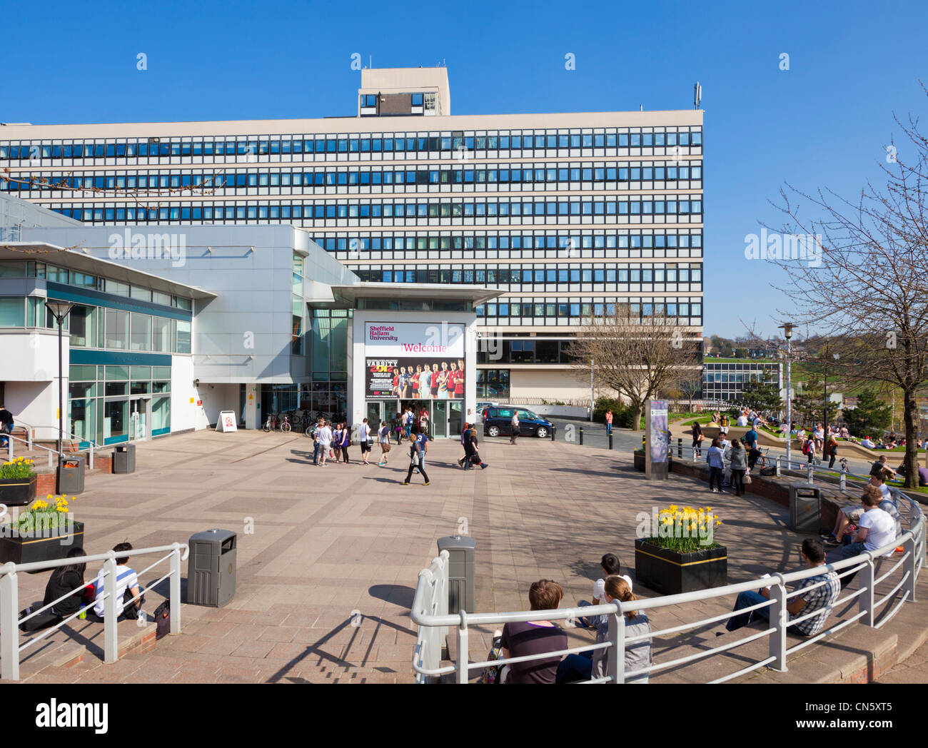 Sheffield Hallam University gli studenti al sole al di fuori del Owen edificio campus in città il south yorkshire England Regno Unito GB EU Europe Foto Stock