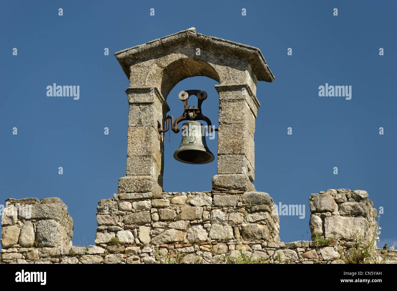Spagna Estremadura, Trujillo, il campanello di allarme sulle merlature delle mura del castello Foto Stock