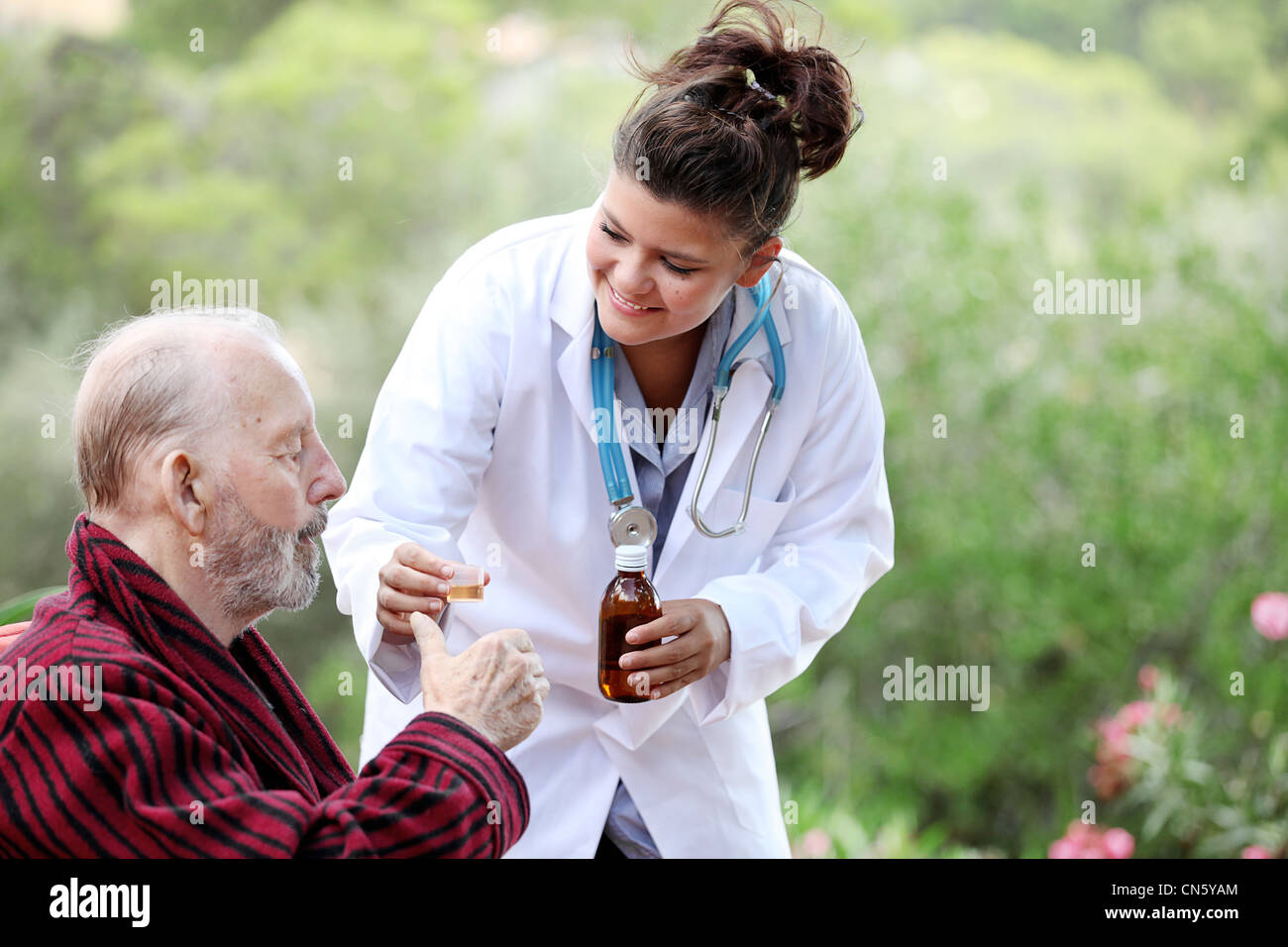 Senior uomo con medico o infermiere Foto Stock