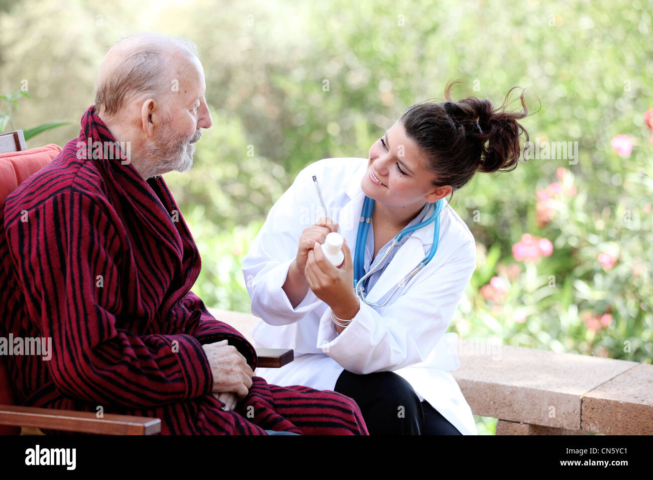 Senior uomo con medico o infermiere Foto Stock