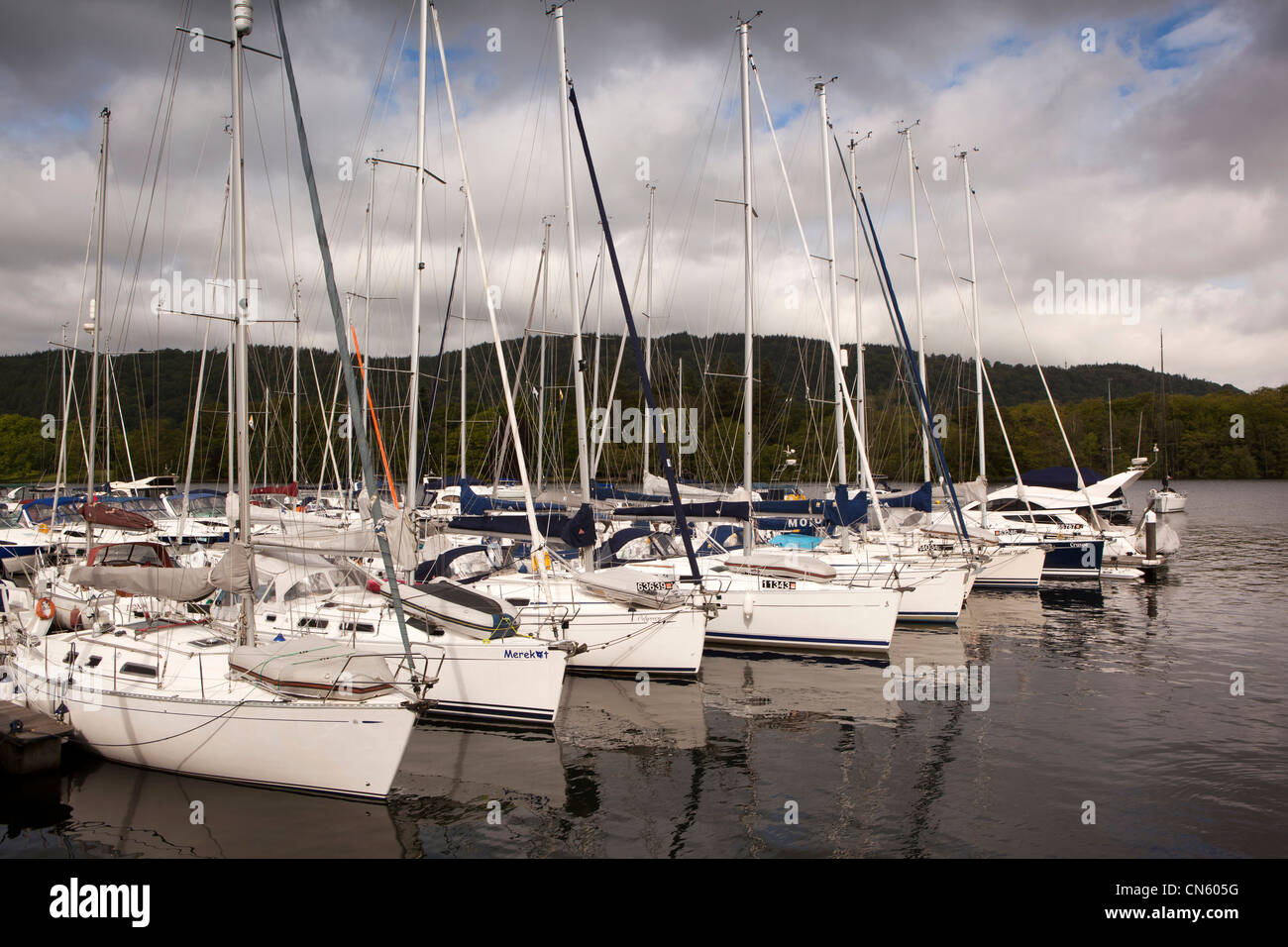 Regno Unito, Cumbria, Bowness on Windermere, Marina, yacht a vela ormeggiata sul lago Foto Stock