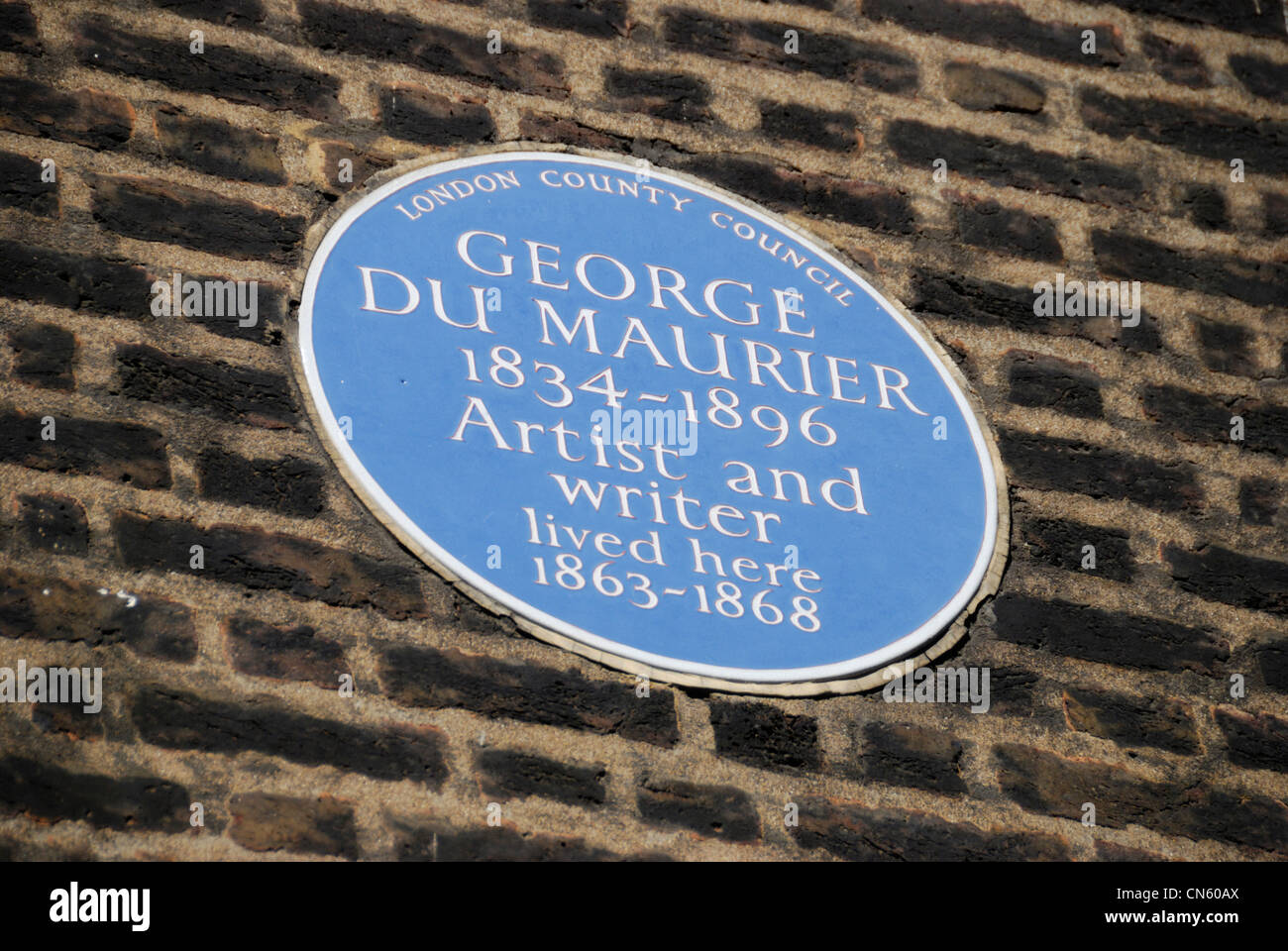 Targa blu memorial all'artista e scrittore George Du Maurier fuori 91 Great Russell Street WC1, London, Regno Unito Foto Stock