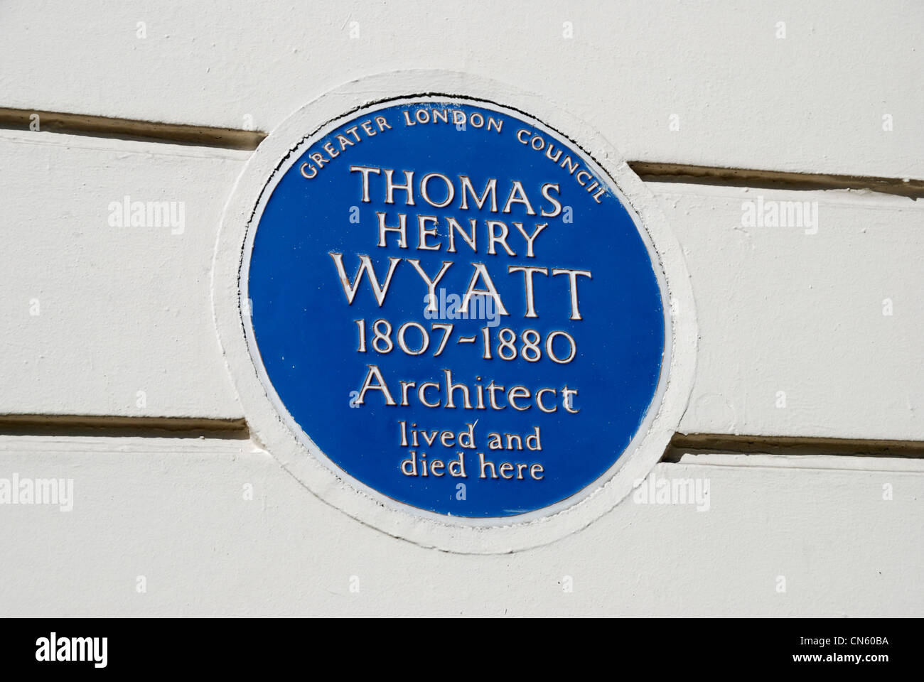 Targa blu memorial all'architetto Thomas Henry Wyatt all'esterno 77 Great Russell Street WC1, London, Regno Unito Foto Stock