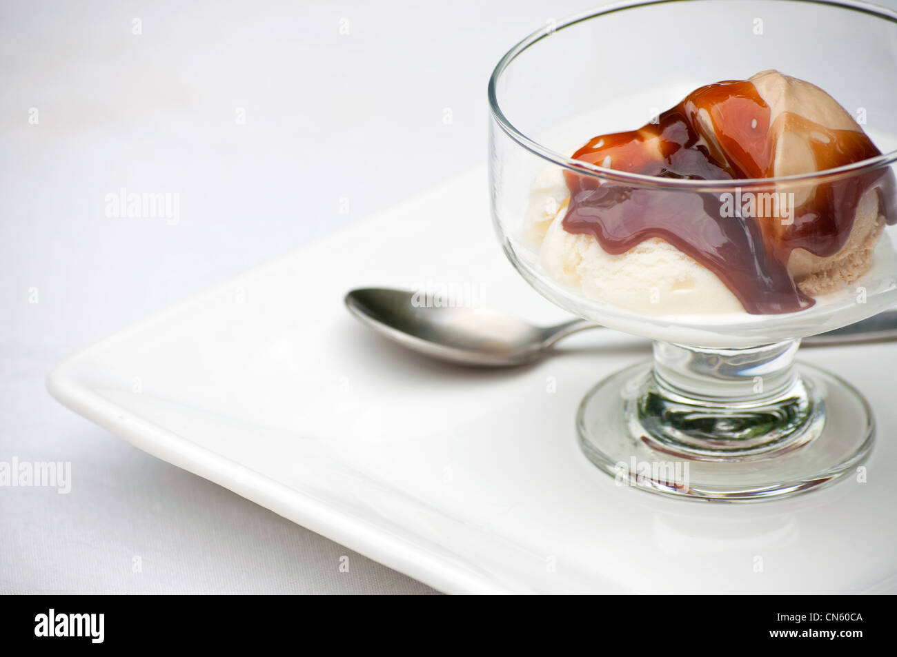 Vaniglia e gelato al caffè con hot toffee fudge sauce Foto Stock