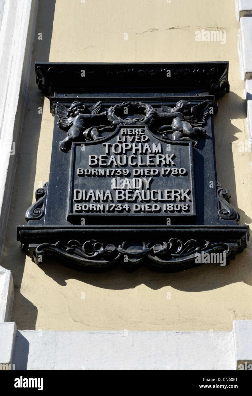 Memoriale della placca di Topham Beauclerk e Lady Diana Beauclerk fuori 100 Gt Russel street WC1, London, Regno Unito Foto Stock